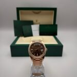 Rolex Day Date 40 Chocolate Baguette Dial
Baujahr: 03.09.2020, Rolex Revision 10/2025
Referenz: 228235
Lieferumfang: Box + Karte
Zustand: Gut
Preis: 46.590€