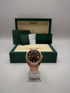 Rolex Day Date 40 Chocolate Baguette Dial
Baujahr: 03.09.2020, Rolex Revision 10/2025
Referenz: 228235
Lieferumfang: Box + Karte
Zustand: Gut
Preis: 46.590€