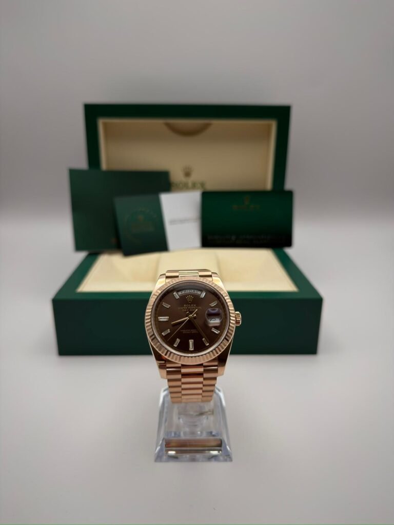 Rolex Day Date 40 Chocolate Baguette Dial
Baujahr: 03.09.2020, Rolex Revision 10/2025
Referenz: 228235
Lieferumfang: Box + Karte
Zustand: Gut
Preis: 46.590€