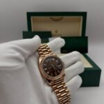 Rolex Day Date 40 Chocolate Baguette Dial
Baujahr: 03.09.2020, Rolex Revision 10/2025
Referenz: 228235
Lieferumfang: Box + Karte
Zustand: Gut
Preis: 46.590€