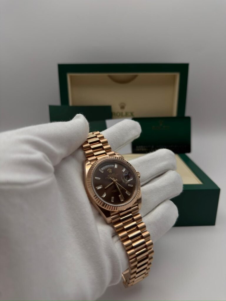 Rolex Day Date 40 Chocolate Baguette Dial
Baujahr: 03.09.2020, Rolex Revision 10/2025
Referenz: 228235
Lieferumfang: Box + Karte
Zustand: Gut
Preis: 46.590€