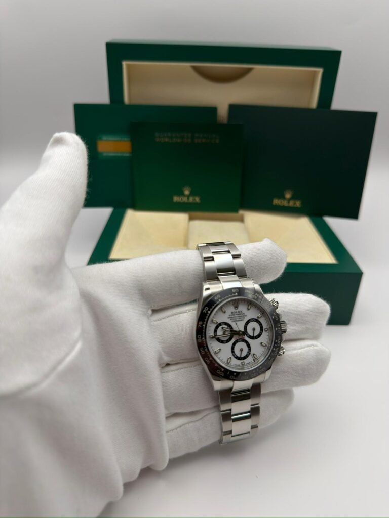 Rolex Daytona Panda
Baujahr: 16.06.2019
Referenz: 116500LN
Lieferumfang: Box + Papiere
Zustand: Gut
Preis: 25.990€