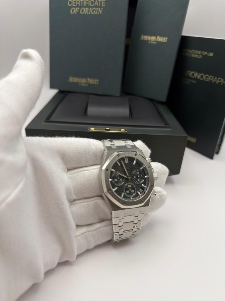 AP Royal Oak Chronograph 50th Anniversary Green Dial
Baujahr: 2023
Referenz: 26240.ST.OO.1320ST.04
Lieferumfang: Box + Papiere 
Zustand: Gut
Preis: 59.990€