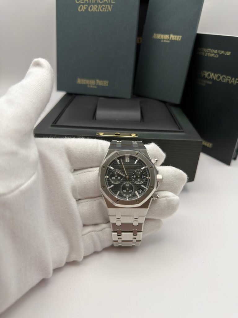 AP Royal Oak Chronograph 50th Anniversary Green Dial
Baujahr: 2023
Referenz: 26240.ST.OO.1320ST.04
Lieferumfang: Box + Papiere 
Zustand: Gut
Preis: 59.990€