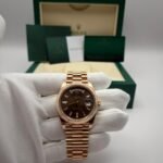 Rolex Day Date 40 Chocolate Baguette Dial
Baujahr: 03.09.2020, Rolex Revision 10/2025
Referenz: 228235
Lieferumfang: Box + Karte
Zustand: Gut
Preis: 46.590€