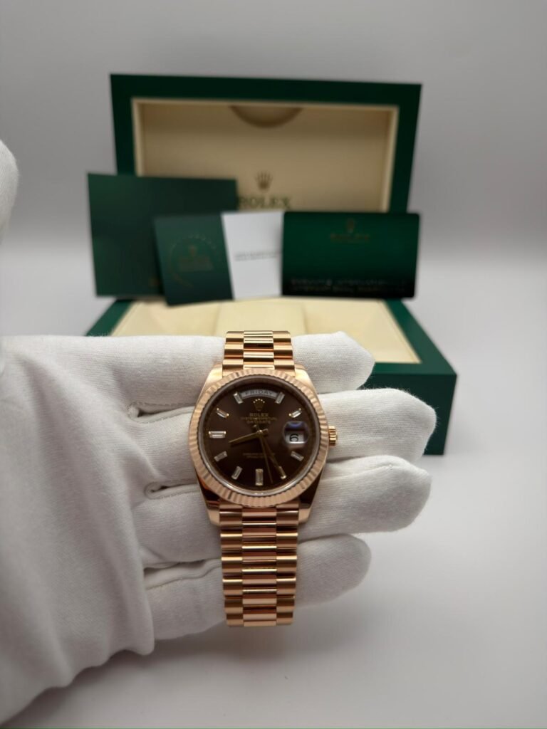 Rolex Day Date 40 Chocolate Baguette Dial
Baujahr: 03.09.2020, Rolex Revision 10/2025
Referenz: 228235
Lieferumfang: Box + Karte
Zustand: Gut
Preis: 46.590€