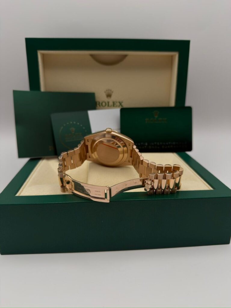 Rolex Day Date 40 Chocolate Baguette Dial
Baujahr: 03.09.2020, Rolex Revision 10/2025
Referenz: 228235
Lieferumfang: Box + Karte
Zustand: Gut
Preis: 46.590€