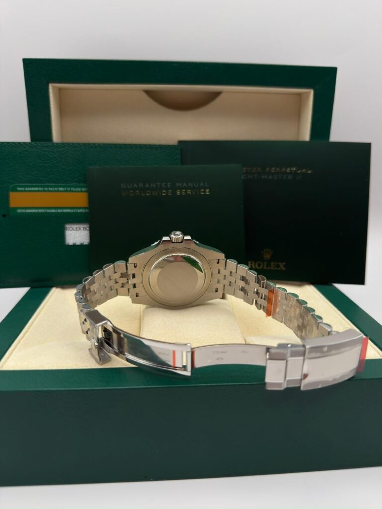 Rolex GMT Master 2 Batgirl 
Baujahr: 23.07.2019
Referenz: 126710BLNR
Lieferumfang: Box + Papiere
Zustand: Verklebt
Preis: 15.490€