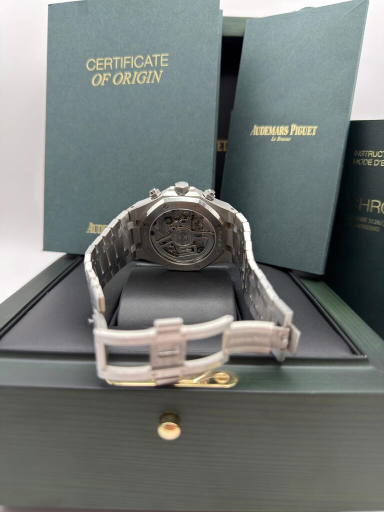 AP Royal Oak Chronograph 50th Anniversary Green Dial
Baujahr: 2023
Referenz: 26240.ST.OO.1320ST.04
Lieferumfang: Box + Papiere 
Zustand: Gut
Preis: 59.990€