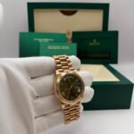 Rolex Day Date 40 Olive Dial
Baujahr: 02.10.2019
Referenz: 228235
Lieferumfang: Box + Papiere
Zustand: Gut
Preis: 44.990€