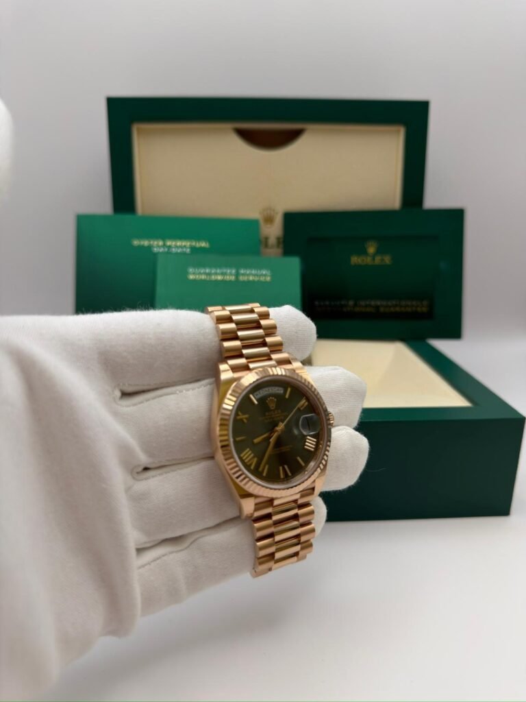 Rolex Day Date 40 Olive Dial
Baujahr: 02.10.2019
Referenz: 228235
Lieferumfang: Box + Papiere
Zustand: Gut
Preis: 44.990€