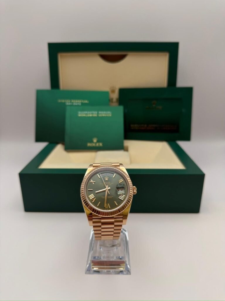 Rolex Day Date 40 Olive Dial
Baujahr: 02.10.2019
Referenz: 228235
Lieferumfang: Box + Papiere
Zustand: Gut
Preis: 44.990€