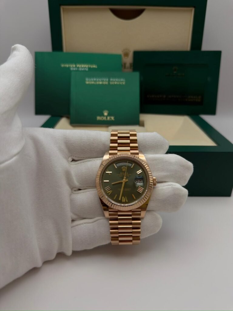 Rolex Day Date 40 Olive Dial
Baujahr: 02.10.2019
Referenz: 228235
Lieferumfang: Box + Papiere
Zustand: Gut
Preis: 44.990€