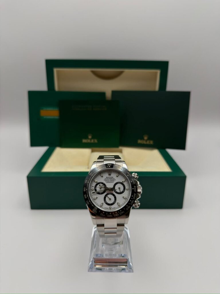 Rolex Daytona Panda
Baujahr: 16.06.2019
Referenz: 116500LN
Lieferumfang: Box + Papiere
Zustand: Gut
Preis: 25.990€